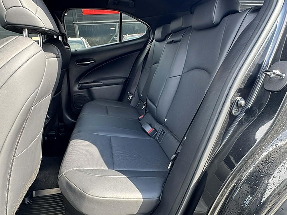 Lexus UX250h 11 of 30