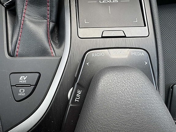 Lexus UX250h 19 of 30