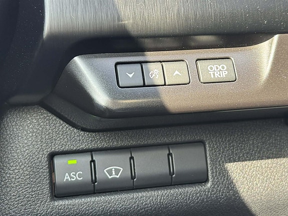 Lexus UX250h 28 of 30