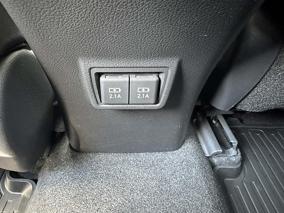 Lexus UX250h 13 of 30