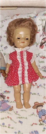 Tittel: Vintage dukke med hår og soveøyne – retro samlerdukke