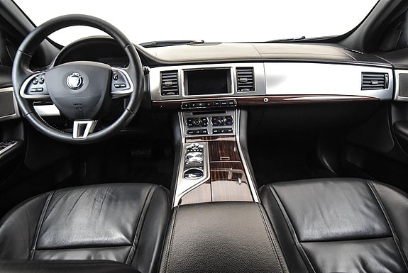 Jaguar XF 13 of 26