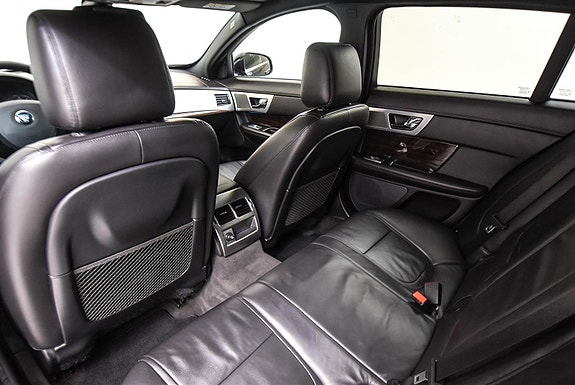 Jaguar XF 17 of 26