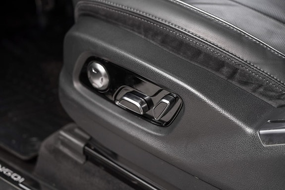 Gode justeringsmuligheter på setene med vinkling og forlenging.