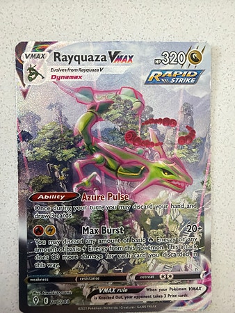 Pokémon Rayquaza VMAX Alt Art 218/203 – Evolving Skies (sjeldent kort)  selges
