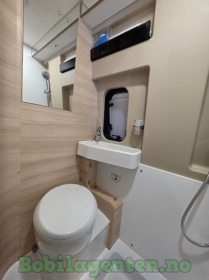 Chausson V594 Max L First Line / 4 Faste Sengeplasser / Bedkit / Solcelle / Kompressorkjøleskap / Ryggekamera / Markise / Cruisekontroll / Skinne for utebord / Utelys / Apple Carplay / Android Auto ++ 30 of 30