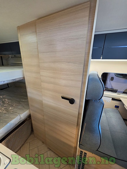 Chausson V594 Max L First Line / 4 Faste Sengeplasser / Bedkit / Solcelle / Kompressorkjøleskap / Ryggekamera / Markise / Cruisekontroll / Skinne for utebord / Utelys / Apple Carplay / Android Auto ++ 27 of 30