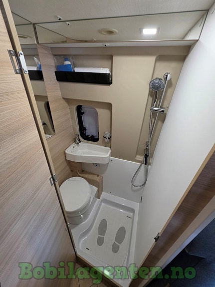 Chausson V594 Max L First Line / 4 Faste Sengeplasser / Bedkit / Solcelle / Kompressorkjøleskap / Ryggekamera / Markise / Cruisekontroll / Skinne for utebord / Utelys / Apple Carplay / Android Auto ++ 28 of 30