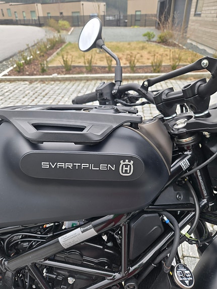 Husqvarna Svartpilen 125 2 of 5