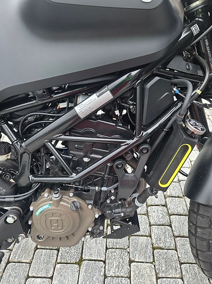 Husqvarna Svartpilen 125 3 of 5