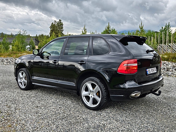 Porsche Cayenne 4 of 5