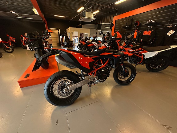 KTM 690 SMC R 5 of 5