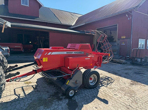 Massey Ferguson/ Welger 1839 småballepresse med bane til henger 2007, kr 195 000,-