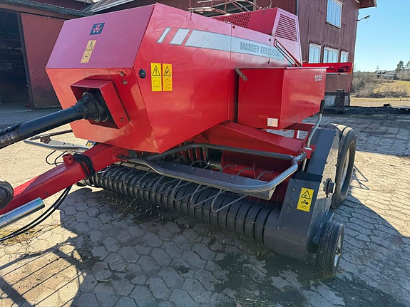 Massey Ferguson/ Welger 1839 småballepresse med bane til henger 2007, kr 195 000,-