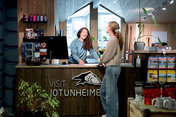 Du vil få ansvar for oppfølging av vårt kontorfellesskap og drift av turistinformasjonen i Lom.