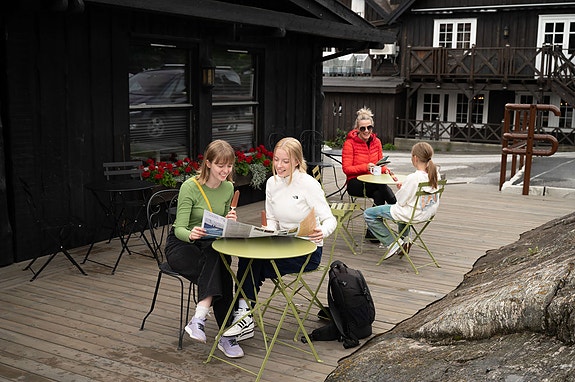 Turistinformasjonen i Lom får årleg besøk av opptil 12.000 besøkande i sommarmånadene. Her har har òg administrasjonen kontorer.