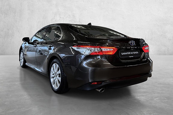 Toyota Camry 3 of 5