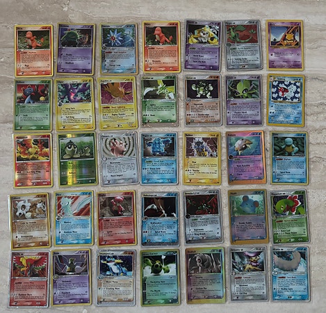 Gamle Pokémon-kort selges – mange ulike (2000-tallet)