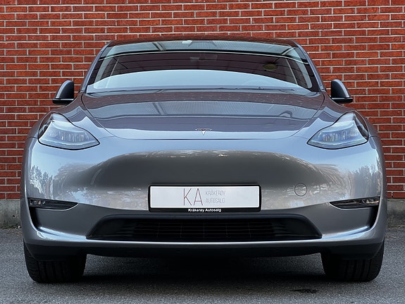 Tesla Model Y 4 of 5