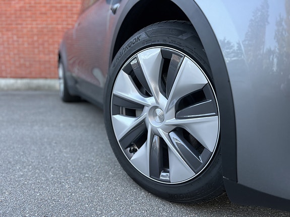 Tesla Model Y 3 of 5