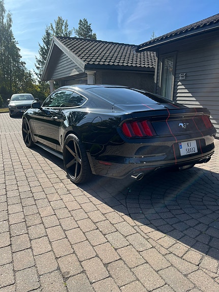Ford Mustang 17 of 30