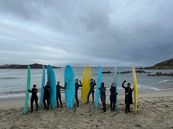 Årets traineer surfer på Lista-strendene