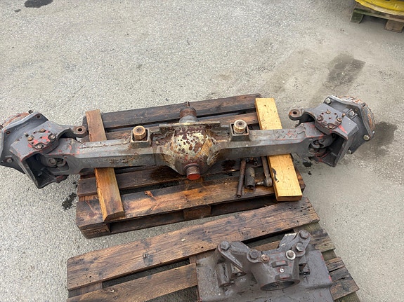 Massey Ferguson 3070-95 /3115 Komplett foraksel med vugge 2 of 7