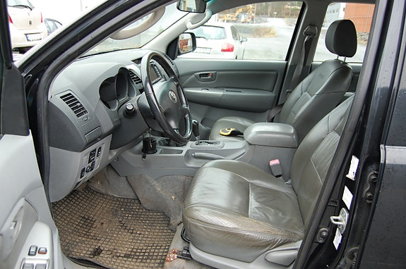 Toyota HiLux 12 of 29
