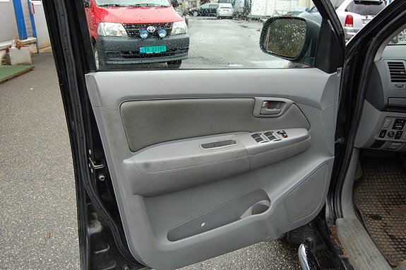 Toyota HiLux 11 of 29