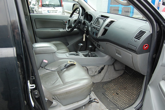 Toyota HiLux 9 of 29