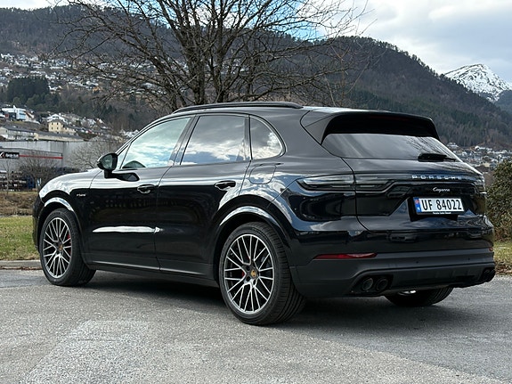 Porsche Cayenne 4 of 5