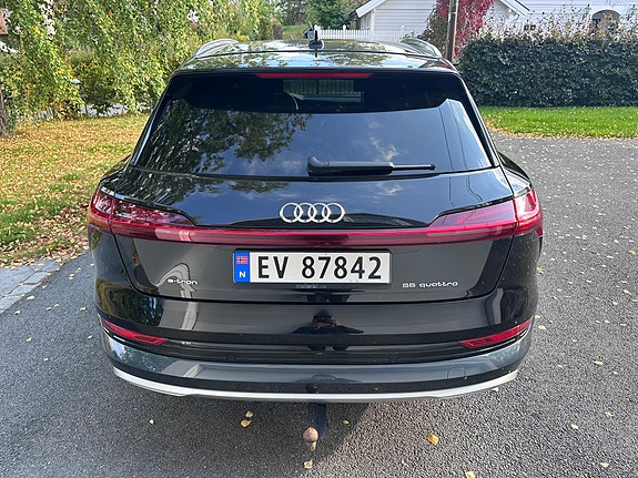 Audi e-tron 3 of 10