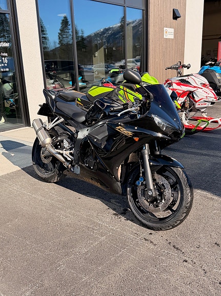 Yamaha YZF-R6 3 of 5