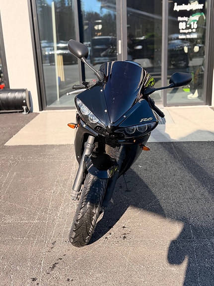 Yamaha YZF-R6 2 of 5