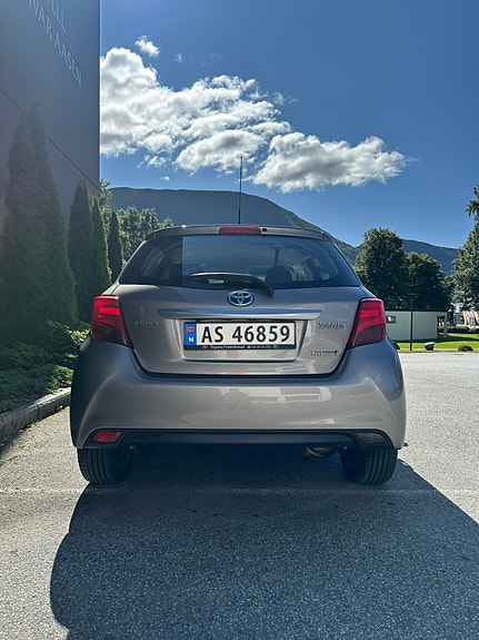 Toyota Yaris 3 of 13