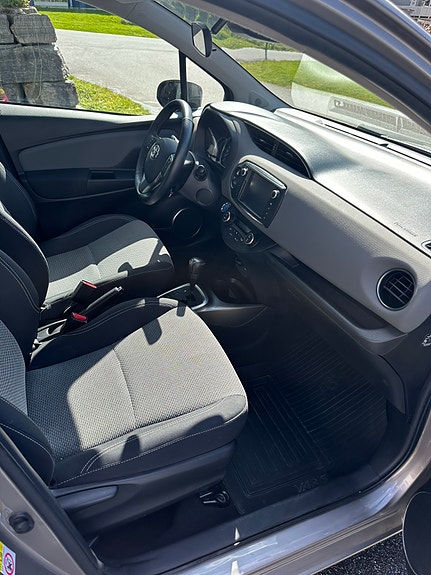 Toyota Yaris 10 of 13