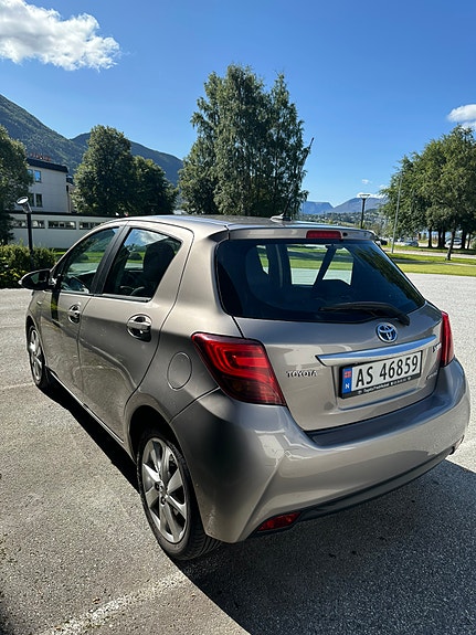 Toyota Yaris 2 of 13