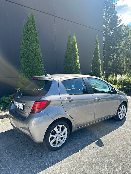 Toyota Yaris 4 of 13