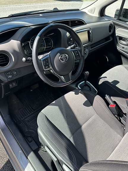 Toyota Yaris 8 of 13