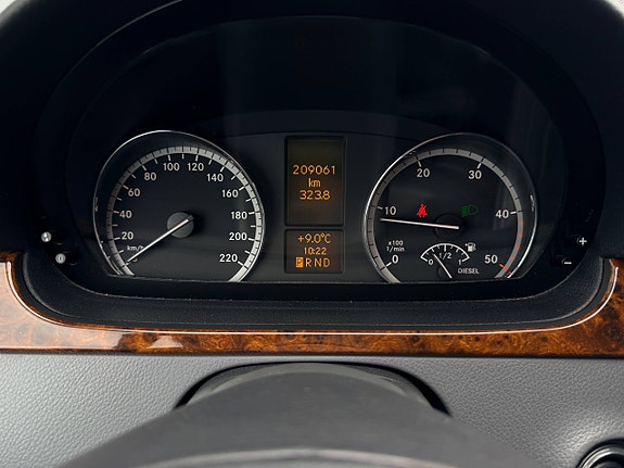 Mercedes-Benz Viano 26 of 30