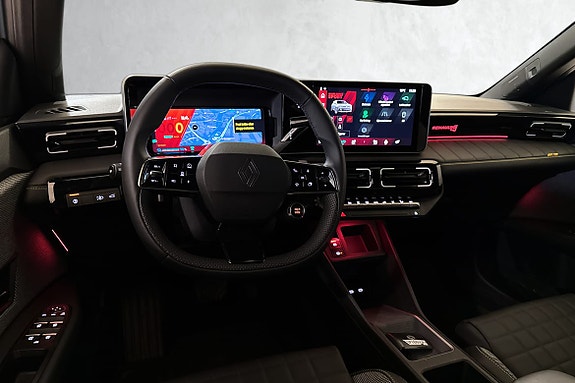 Dobbel skjermløsning sørger for digital kontroll og navigasjon.