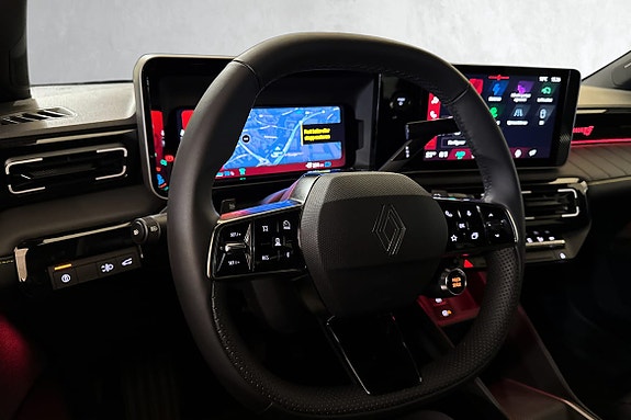 Førerfokus med multifunksjonshjul og avansert touchbasert interiør.