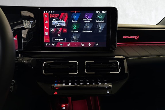 Touchskjerm med enkel tilgang til bilens innstillinger og funksjoner.