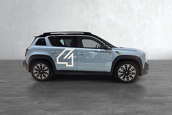 Stilren sideprofil med stor 4-grafikk og lette felger.