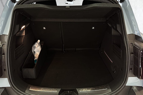 Romslig bagasjerom med smart oppbevaring og robust gulvflate.