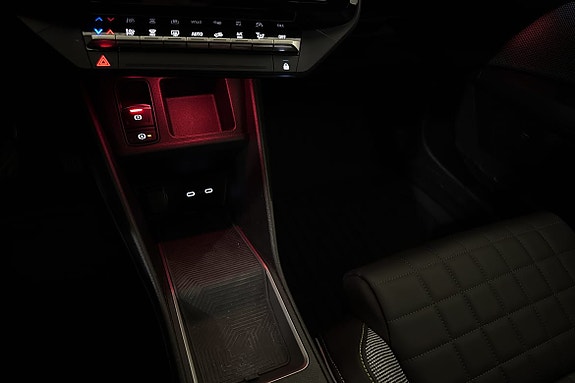 Teksturert midtkonsoll med bakgrunnsbelyste betjeningselementer for fører.