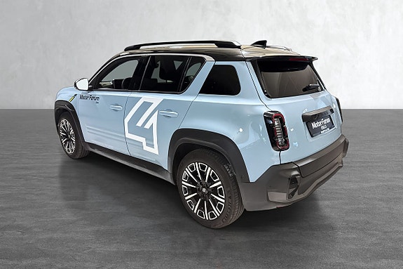 Moderne baklys og stilige felger med urban blåfarge.