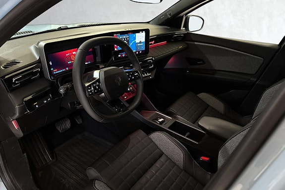 Digital instrumentering og intuitiv pekeskjerm med moderne teknologi.