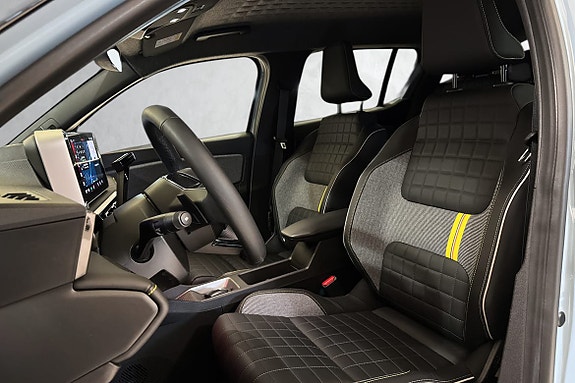 Komfortable seter kombinerer støtte med smart infotainmentpanel.