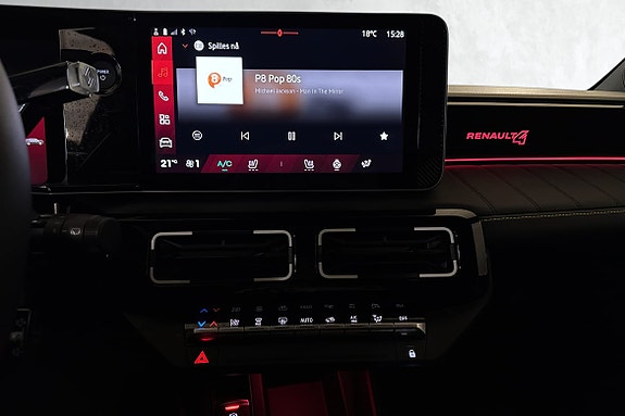 Klimateknologi og infotainment samlet i elegant touchgrensesnitt.